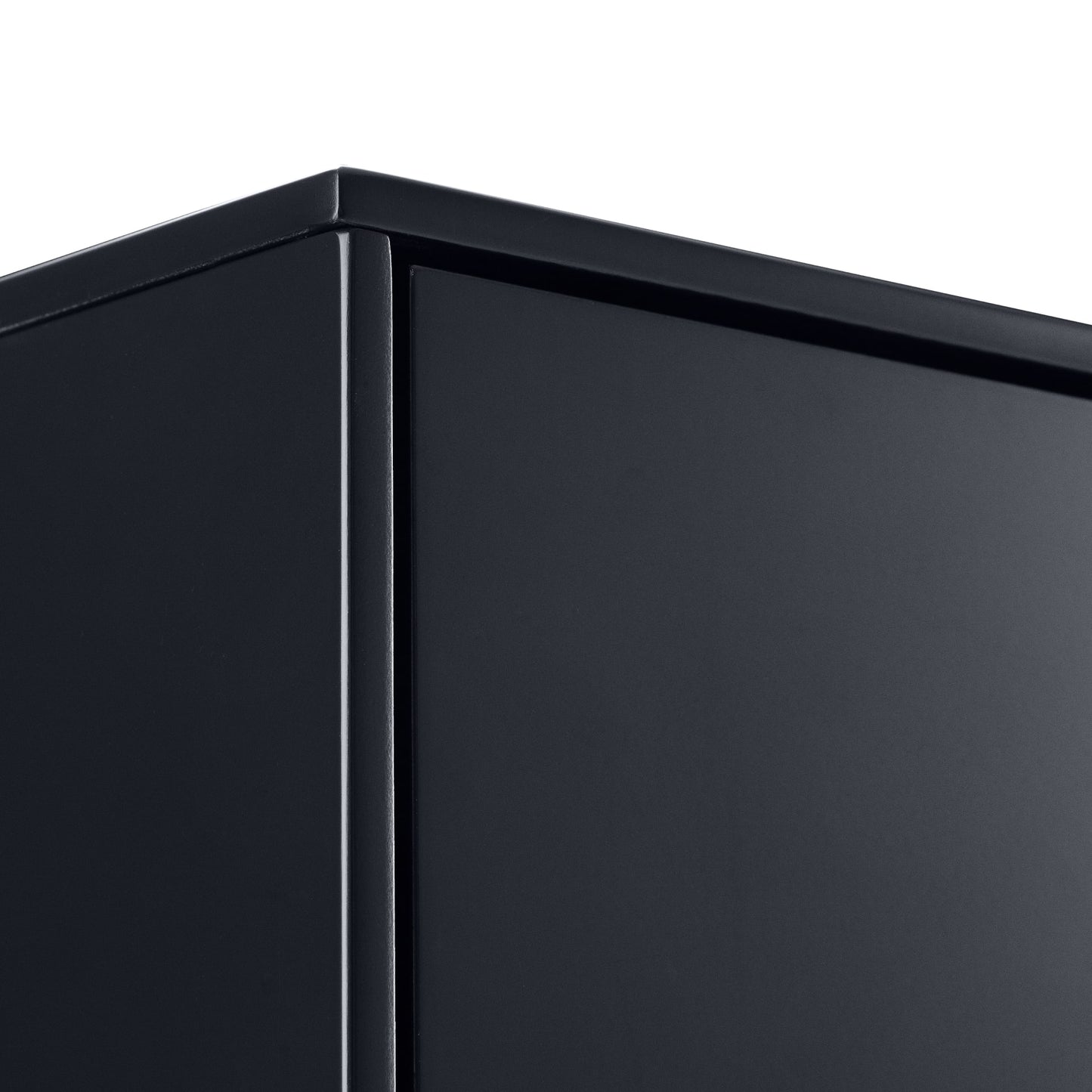 Close view of the edges and corners of the 5 drawer chest