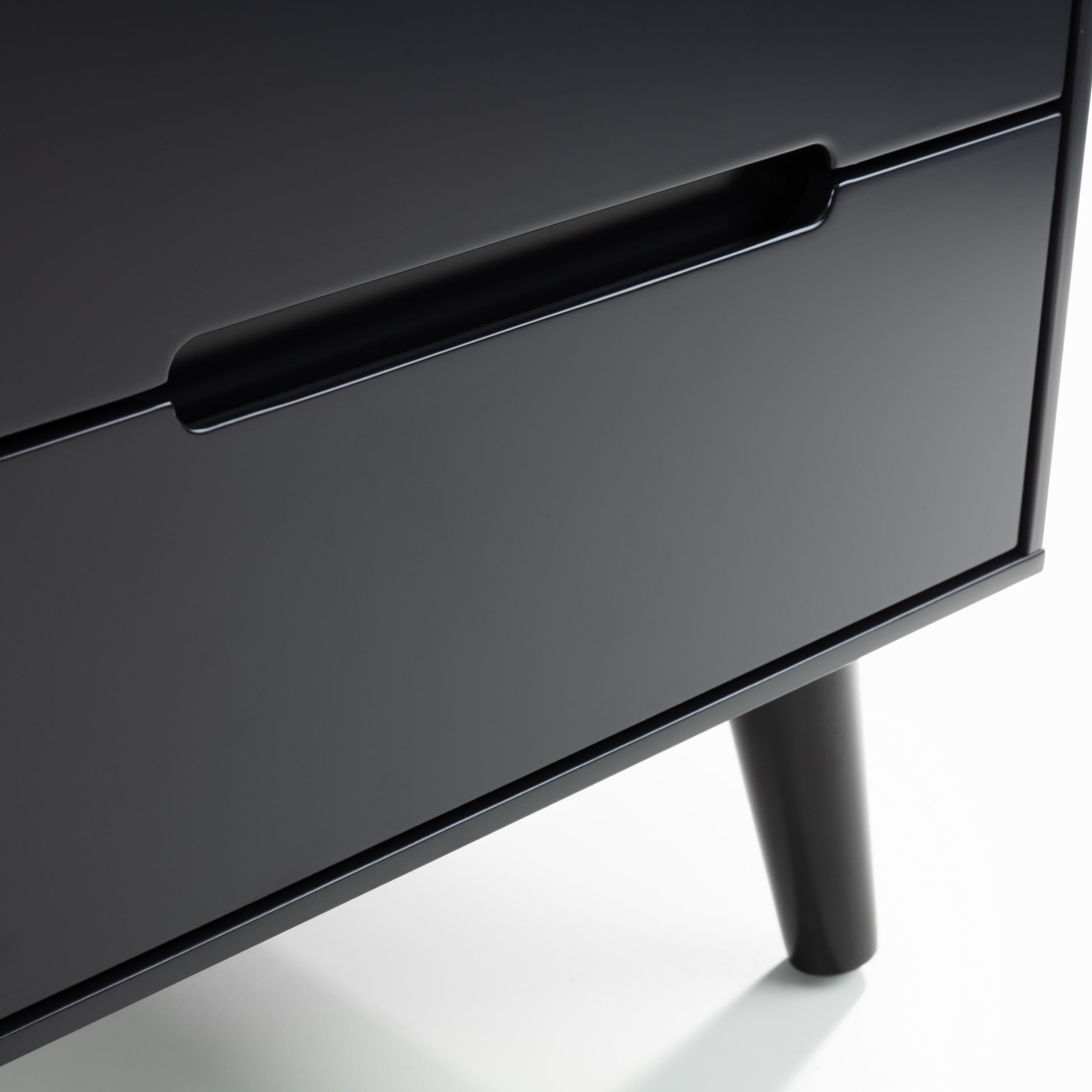 Close look on the finishes of matt lacquered drawers of the bedside table.