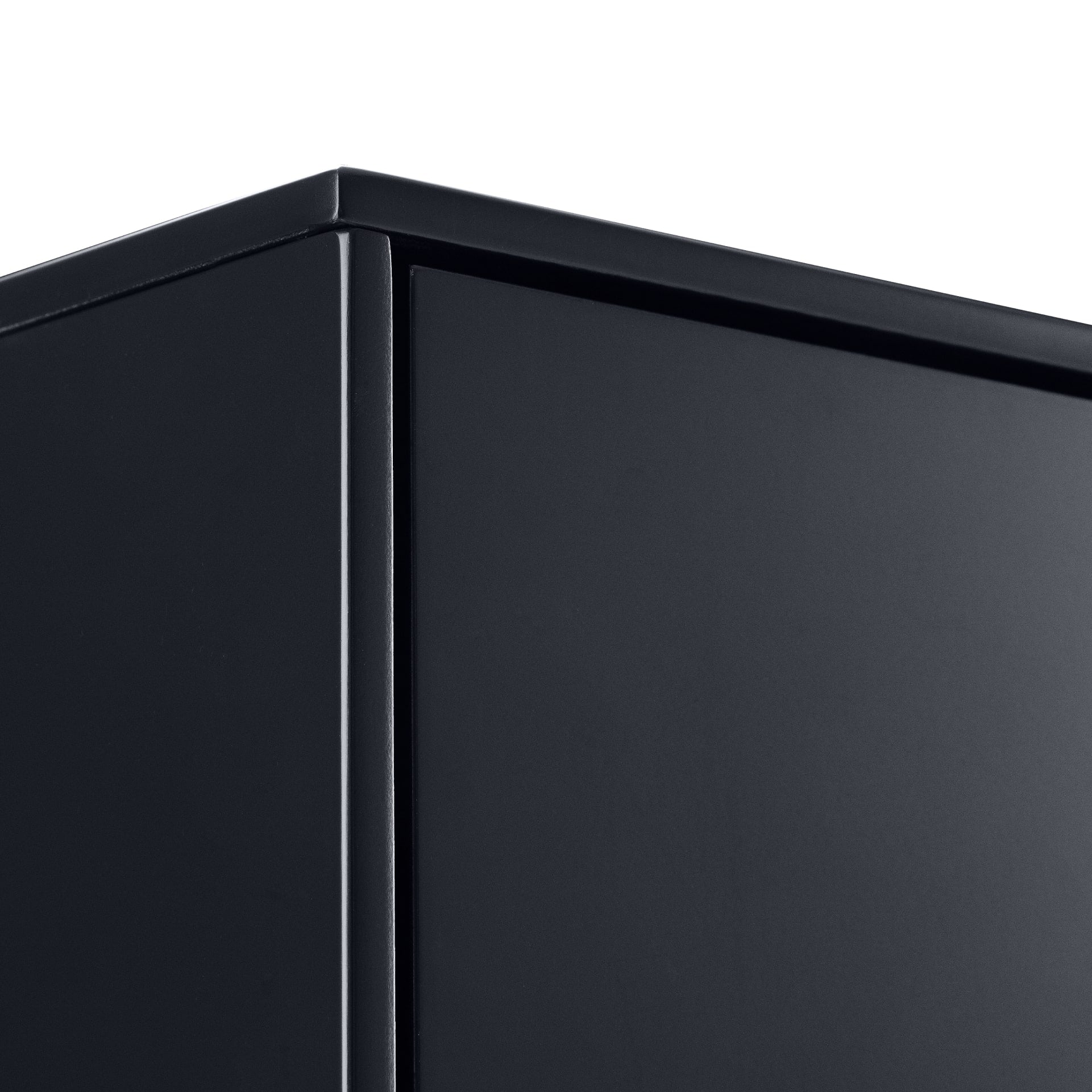 Close view of the edges and corners of the 5 drawer chest