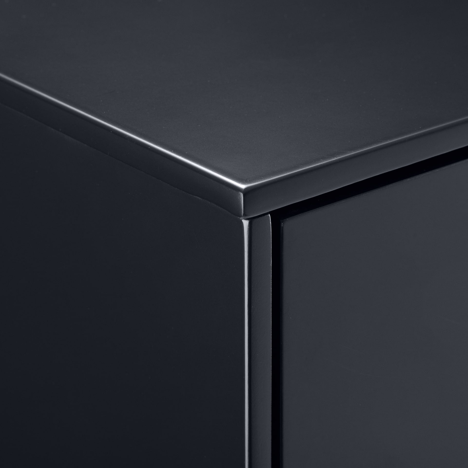 Close view of the finishes of edges of the lacquered black chest of drawers