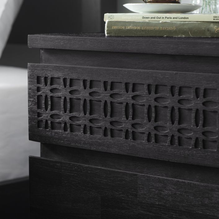 Zoom on the surfaces of the drawers, the finishes and edges of the wooden black bedside table. 
